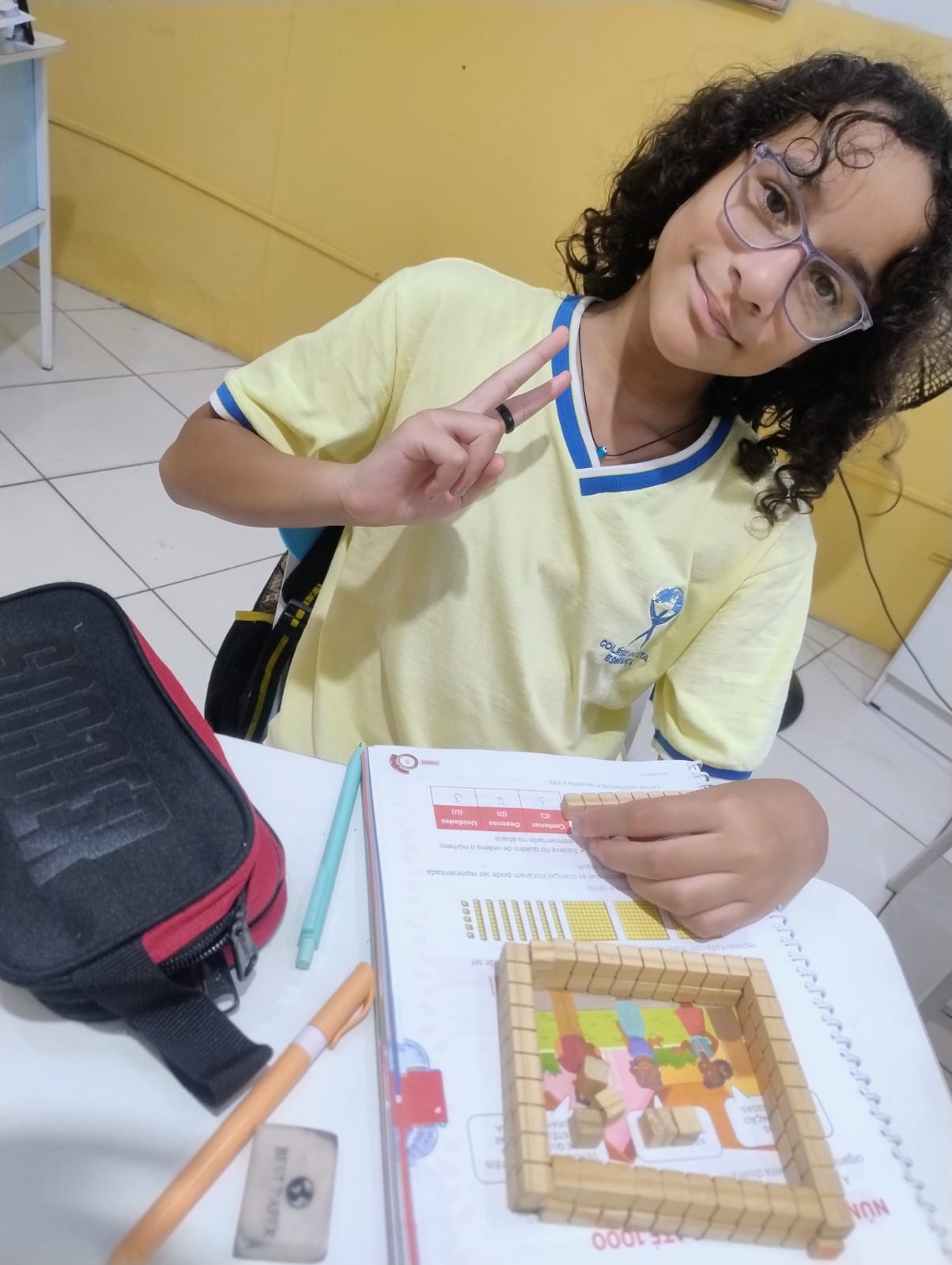 Menina sorrindo no CBE
