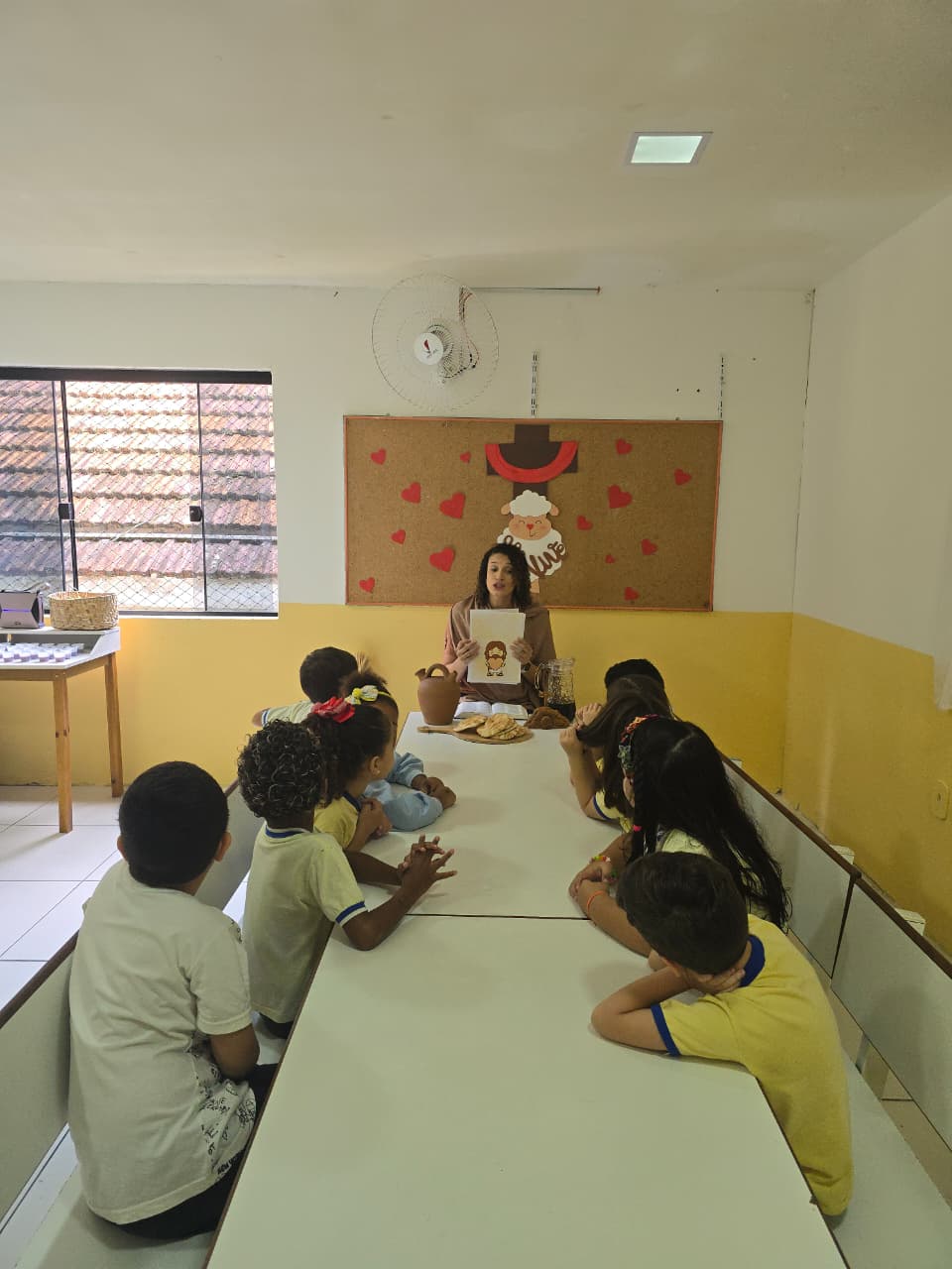 Aula bíblica com a professora